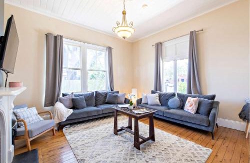 Dubbo Casa | Charming Period Home - Walk to CBD, Pet Friendly