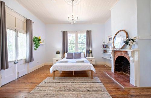Dubbo Casa | Charming Period Home - Walk to CBD, Pet Friendly