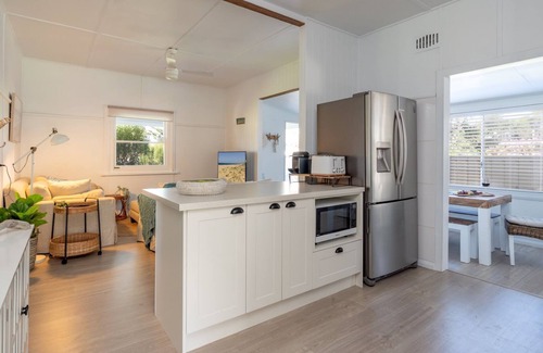 Culburra Beach Casa | Charming Pet friendly Beach Cottage - 100m to beach and lake