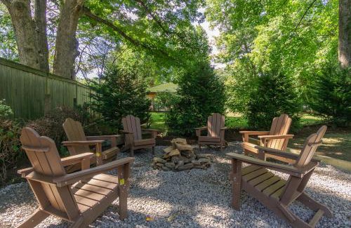 Black Mountain Casa | Charming Pet-Friendly Cottage Walkable to Town!