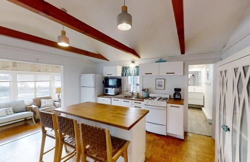 South Dennis Cabaña | Charming pet friendly cottage steps from Follins Pond.