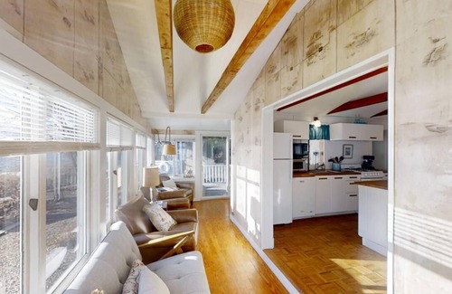 South Dennis Cabaña | Charming pet friendly cottage steps from Follins Pond.