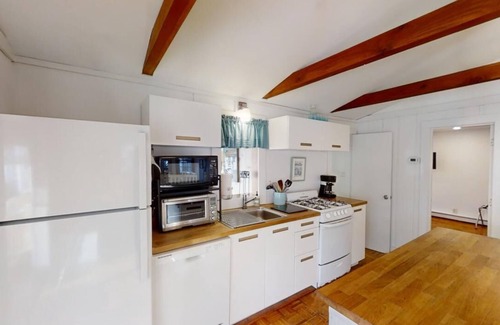 South Dennis Cabaña | Charming pet friendly cottage steps from Follins Pond.