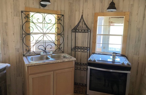 Monroe Cabina | Charming pet friendly 2-bedroom cabin in lovely Monroe with WiFi, AC