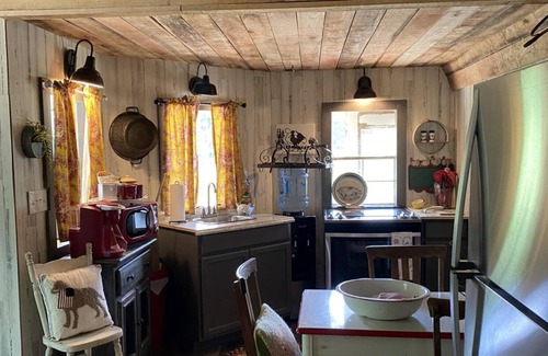 Monroe Cabina | Charming pet friendly 2-bedroom cabin in lovely Monroe with WiFi, AC