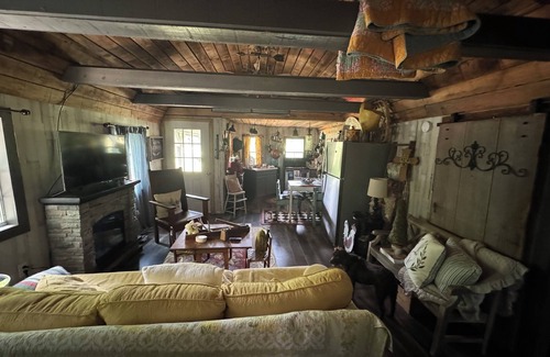 Monroe Cabina | Charming pet friendly 2-bedroom cabin in lovely Monroe with WiFi, AC