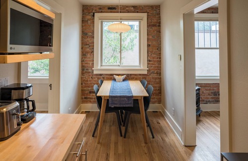 Historic Downtown Durango Apartamento | Charming Pet Friendly King One Bedroom Suite w/ Kitchen + Living