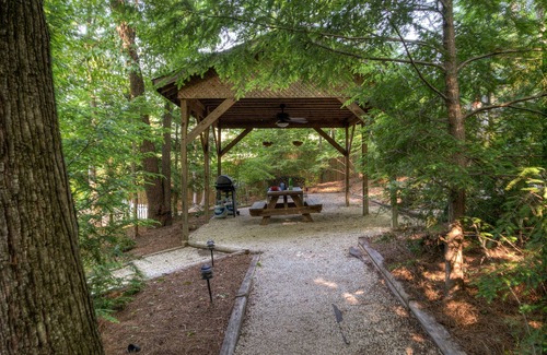 Lake Lure Cabina | Encantadora cabaña que admite mascotas con bañera de hidromasaje para dos: ¡su refugio de montaña perfecto!
