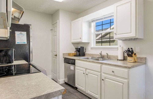 Ferry Pass Casa | Charming Pet friendly 3-bedroom house near UWF in Pensacola cozy fenced yard!