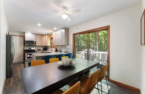 East Stroudsburg Casa | Charming Poconos retreat with hot tub & fireplace
