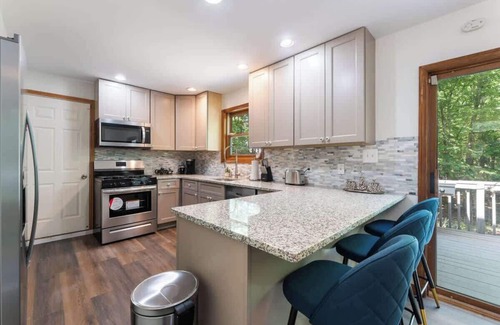 East Stroudsburg Casa | Charming Poconos retreat with hot tub & fireplace