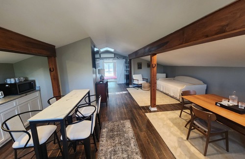 Warrenton Apartamento | Charming Presidential Suite Loft with kitchen - The Inn at Black Horse Manor
