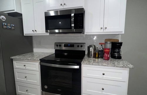 Beebe Casa | Charming private 1-bedroom with privacy fence backyard shared bathroom