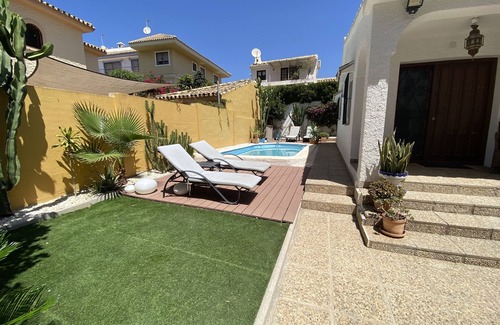 Las Lagunas Chalet De Esquí | Fantástico Chalet en Fuengirola 3 dormitorios con piscina, WI-FI