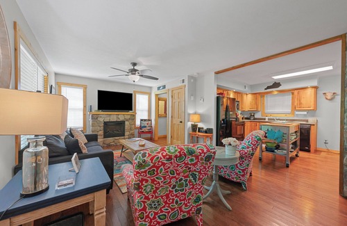 Clarkson Casa | Charming! Private and cozy Nolin Lake cottage near Mammoth Cave National Park.