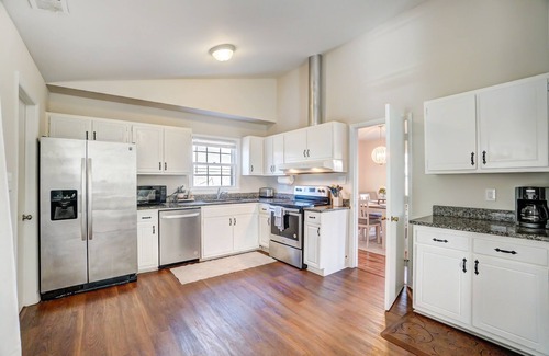 East Forest Casa | Charming private southern home- pet friendly, King Beds