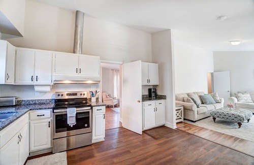 East Forest Casa | Charming private southern home- pet friendly, King Beds