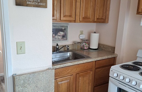 Humboldt Hill Apartamento | Charming Private Studio with hot tub.