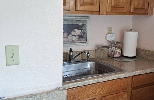 Humboldt Hill Apartamento | Charming Private Studio with hot tub.