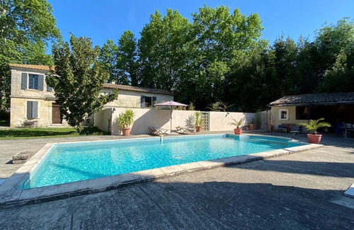 Arles Casa | Encantadora casa de campo provenzal en una exuberante vegetación