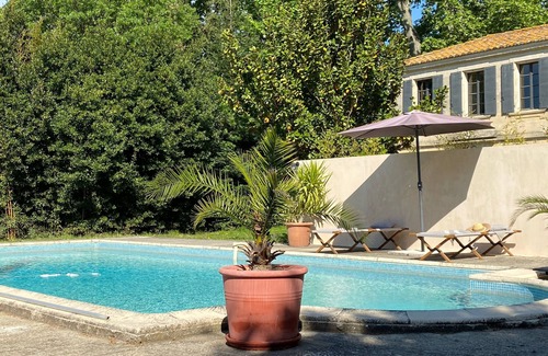 Arles Casa | Encantadora casa de campo provenzal en una exuberante vegetación