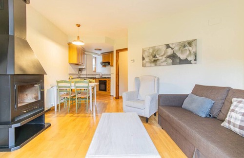 Linsoles Apartamento | Charming Pyrenean Flat with Terrace, Views & Pool