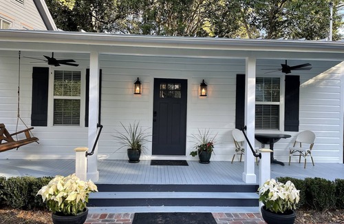 Summerville Historic District Cabaña | Charming & Quaint - Fully Restored Historic Cottage at Camellia Cottages