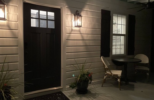 Summerville Historic District Cabaña | Charming & Quaint - Fully Restored Historic Cottage at Camellia Cottages
