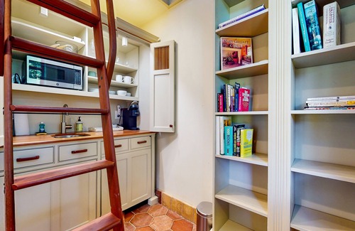 Queen Anne Apartamento | Charming Queen Anne Studio w/ Serene Garden, 1 Block to Kerry Park