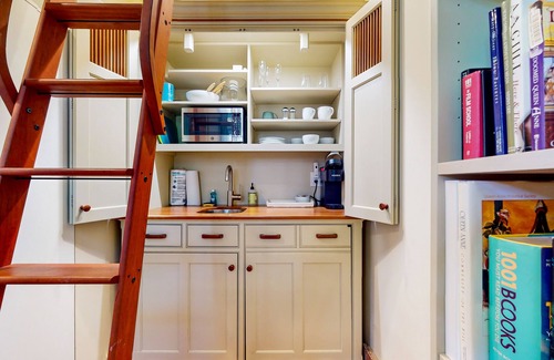Queen Anne Apartamento | Charming Queen Anne Studio w/ Serene Garden, 1 Block to Kerry Park