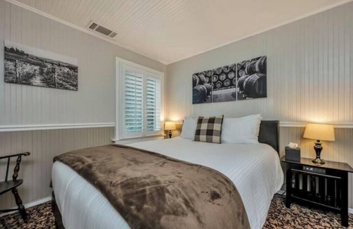 Calistoga Hotel | Charming Queen Room near Downtown Calistoga.