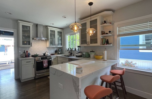 Oakland Casa | CHARMING & QUIET ONE BEDROOM / ONE OFFICE OAKLAND CRAFTSMEN HOME
