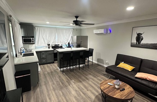 El Monte Casa | Charming Ranch style 2-bedroom house in El Monte with AC, WiFi and parking.