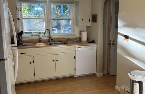 New London Casa | Charming ranch with 3 private beaches just steps away. Quiet street, back patio