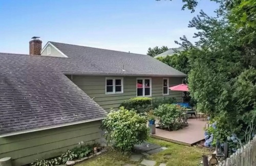 New London Casa | Charming ranch with 3 private beaches just steps away. Quiet street, back patio