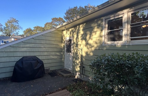 New London Casa | Charming ranch with 3 private beaches just steps away. Quiet street, back patio