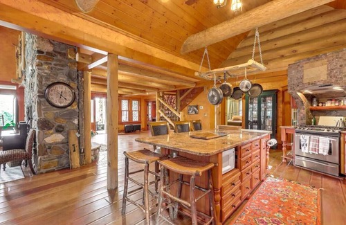 Suches Casa | Charming Farmhouse Voted most Beautiful & Peaceful Places in the Eastern U.S