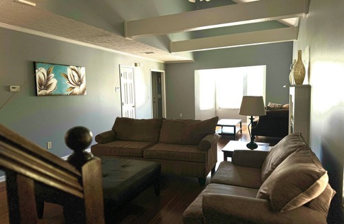 Mableton Casa | Charming Ray Of Sunshine