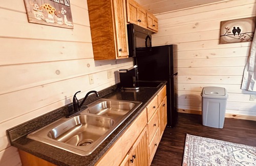 Surry Cabina | Charming Red Surry Cabin close to Acadia National Park and Bar Harbor