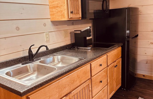 Surry Cabina | Charming Red Surry Cabin close to Acadia National Park and Bar Harbor
