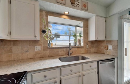 Redington Shores Casa | Charming Redington Shores 2-bedroom 2.5- bath beach front townhome with garage.