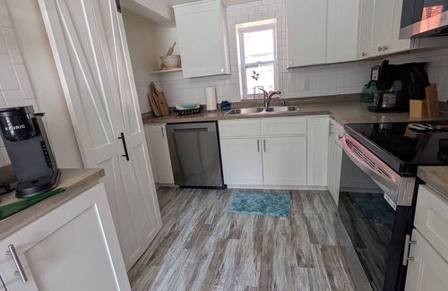 Ashtabula Cabaña | Charming Relaxing Cottage, 2 minutes from Lake Shore Park Beach and Fishing