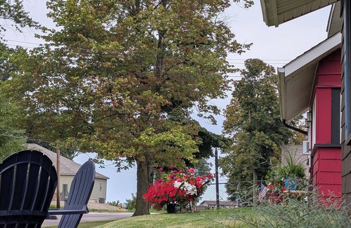 Ashtabula Cabaña | Charming Relaxing Cottage, 2 minutes from Lake Shore Park Beach and Fishing
