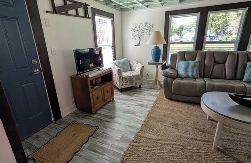 Ashtabula Cabaña | Charming Relaxing Cottage, 2 minutes from Lake Shore Park Beach and Fishing
