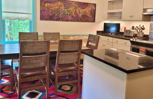 Winthrop Apartamento | Charming Rendezvous Suite in the Historic Guy Waring House-Downtown Winthrop!