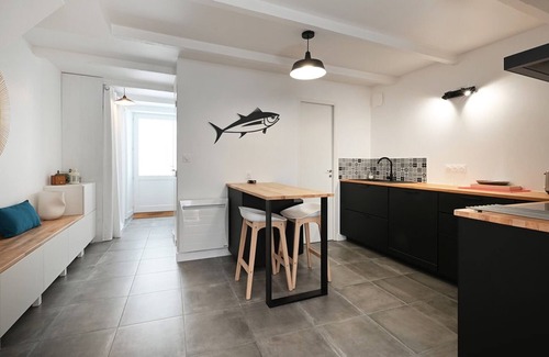 Les Portes-en-Re Casa | Casa antigua renovada con patio: 2 dormitorios, cocina equipada, salón y TV - Les Portes-en-Ré