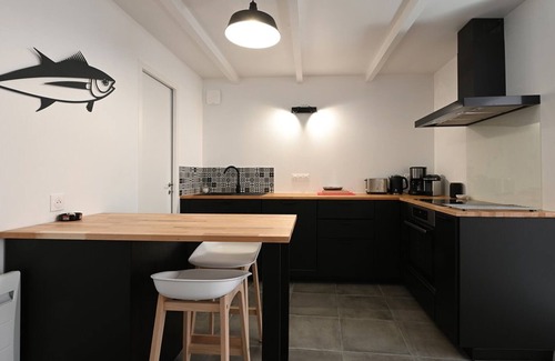 Les Portes-en-Re Casa | Casa antigua renovada con patio: 2 dormitorios, cocina equipada, salón y TV - Les Portes-en-Ré