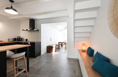 Les Portes-en-Re Casa | Casa antigua renovada con patio: 2 dormitorios, cocina equipada, salón y TV - Les Portes-en-Ré