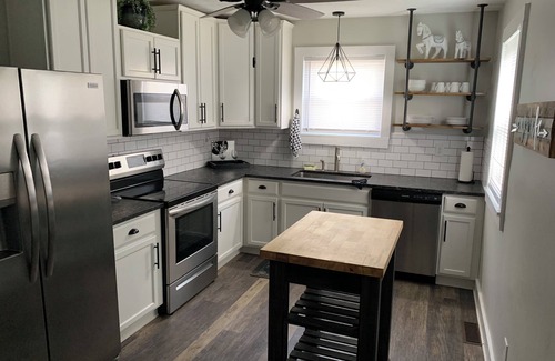 Elizabethtown Casa | Charming renovated 3-bedroom house walking distance to downtown Elizabethtown.