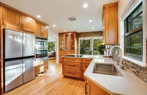 North End Cabaña | Charming Renovated Cottage - Walk to UPS & Proctor
